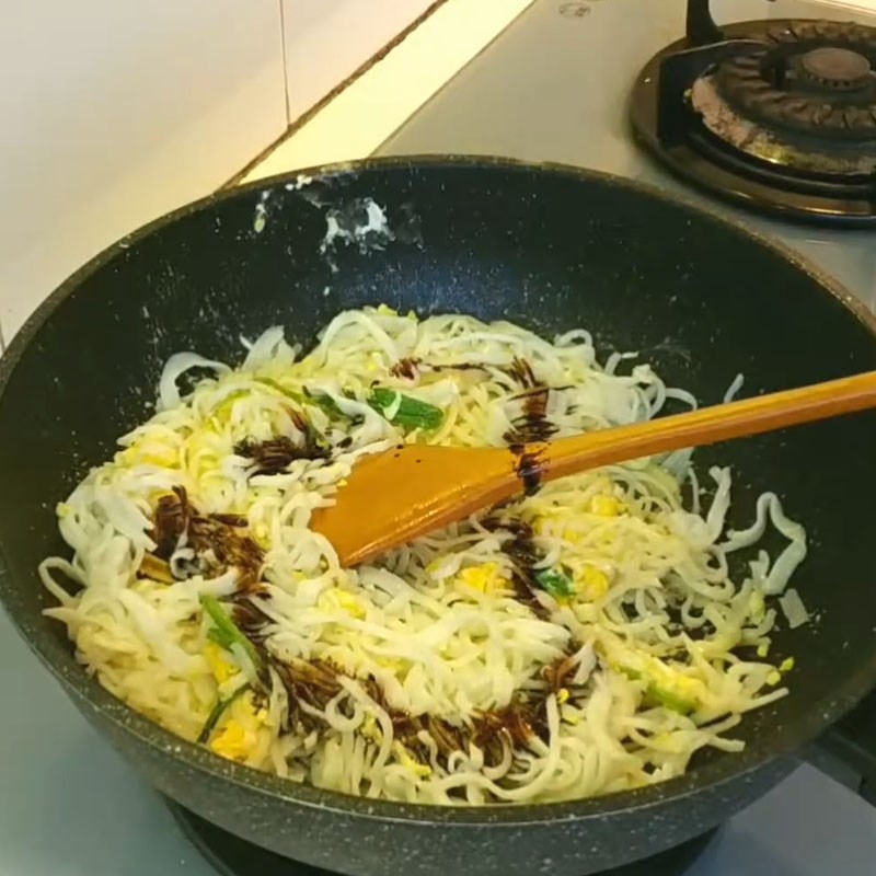 Step 2 Stir-fry pho with eggs Fried Pho with eggs