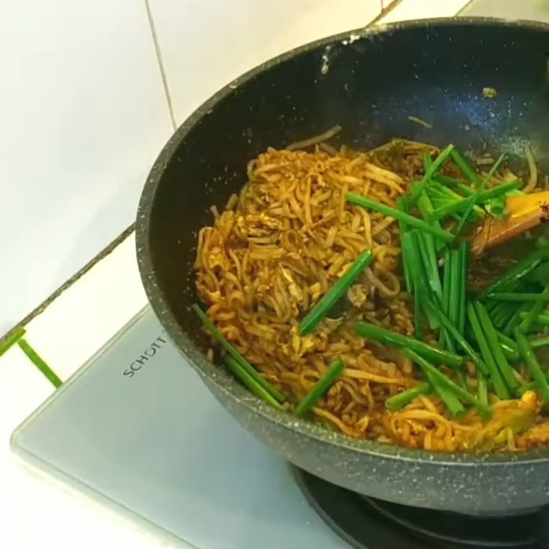 Step 2 Stir-fried pho with eggs