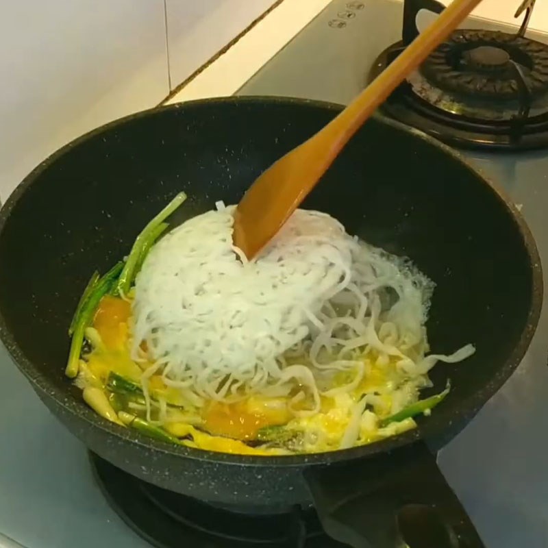 Step 2 Stir-fry pho with eggs Fried Pho with eggs