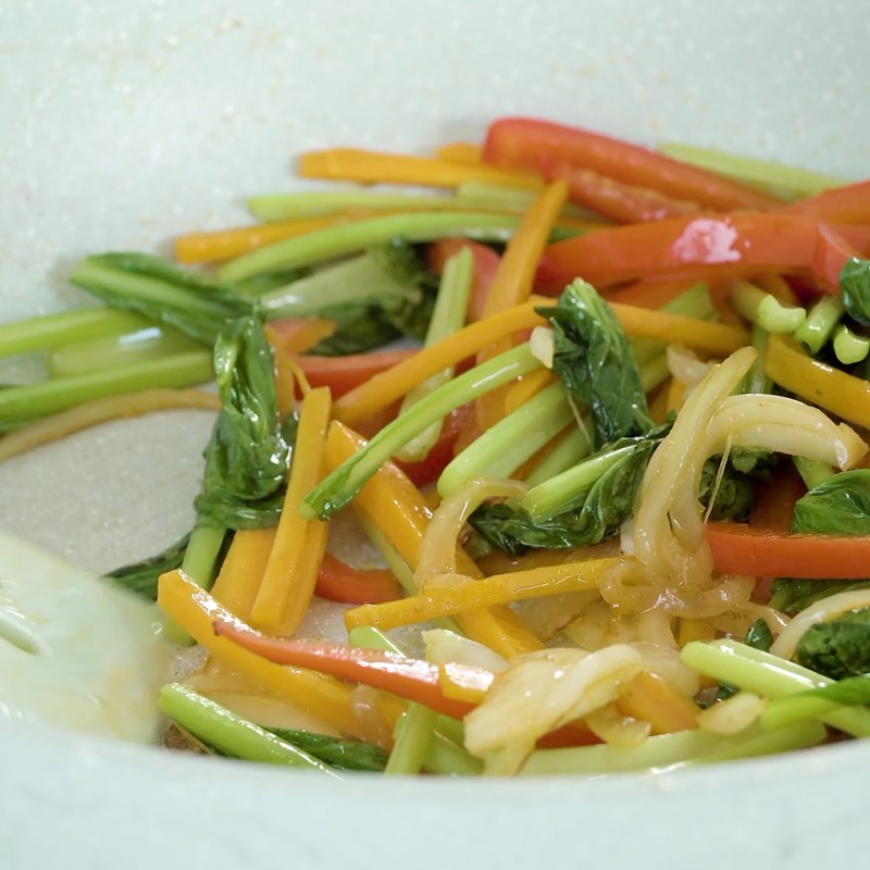 Step 3 Stir-fried vegetables Korean-style stir-fried noodles with colorful vegetables