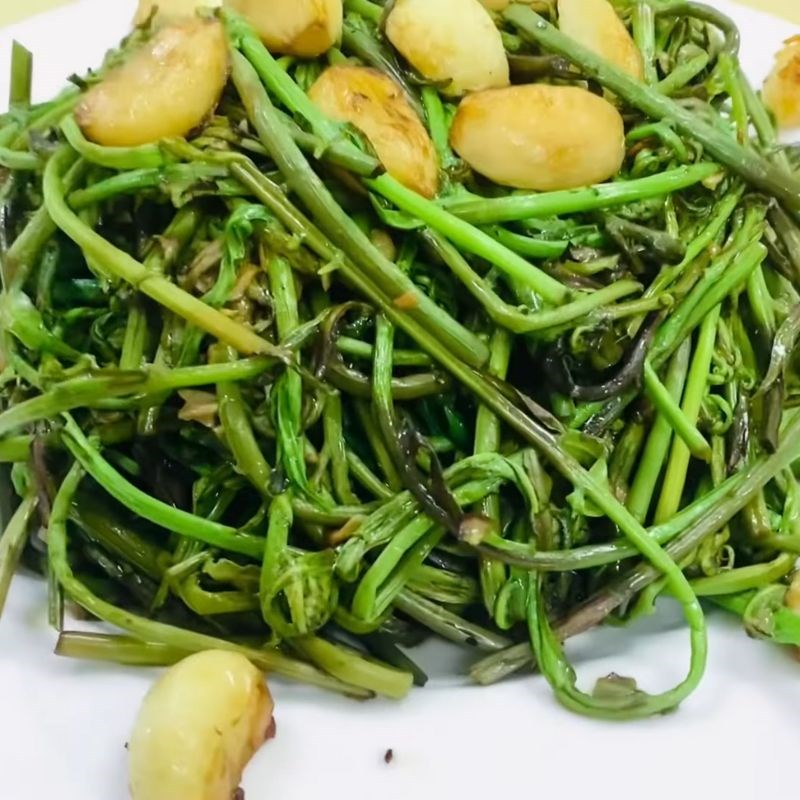 Step 3 Stir-fry the choai shoots with garlic Fried choai shoots with garlic