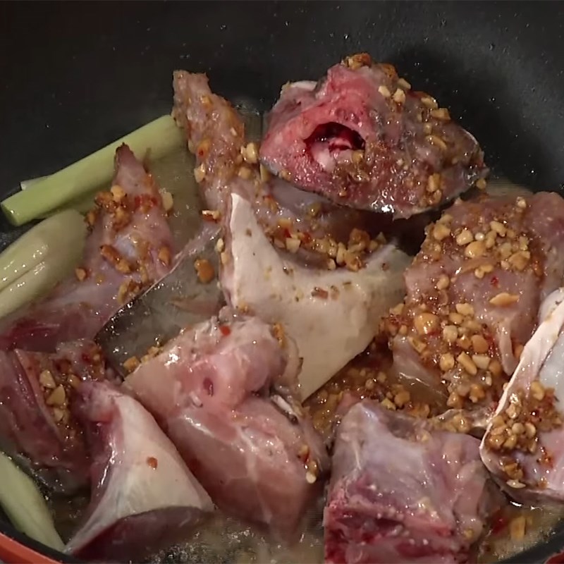 Step 4 Sauté the fish Snakehead fish hotpot with Kèo nèo vegetables