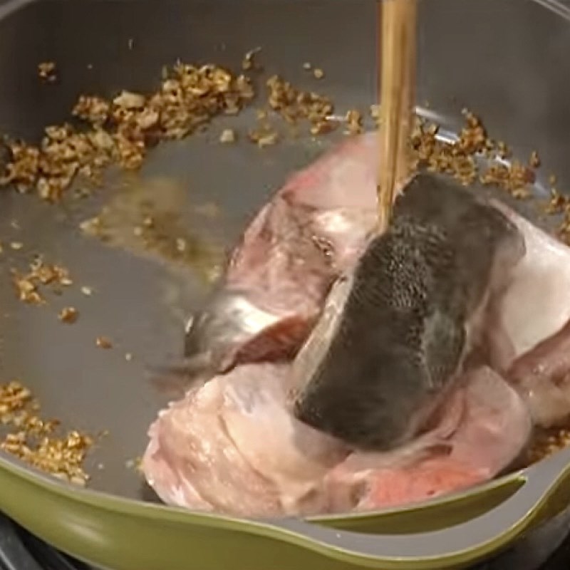 Step 3 Stir-fry fish head Fish head hot pot with dried chili