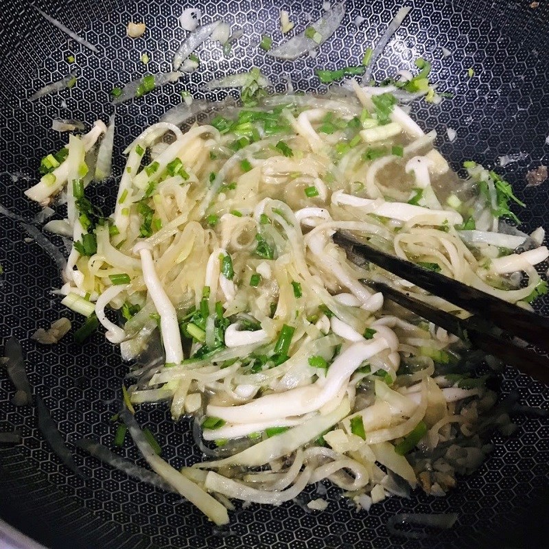 Step 2 Stir-fry kohlrabi with mushrooms Stir-fried kohlrabi with mushrooms