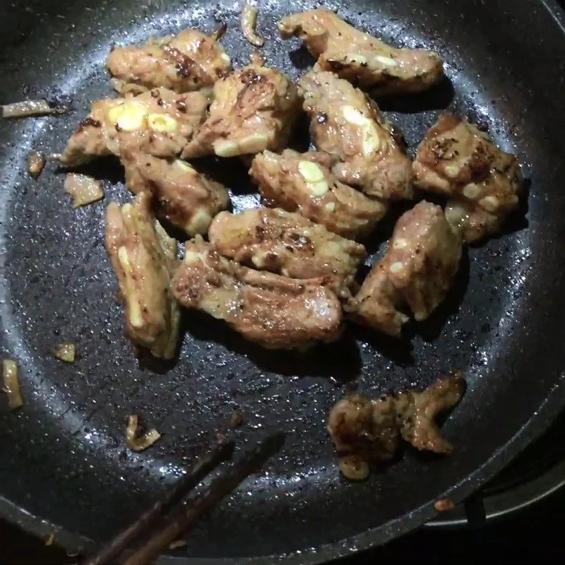 Step 3 Stir-fry the pork ribs Taiwanese rib porridge
