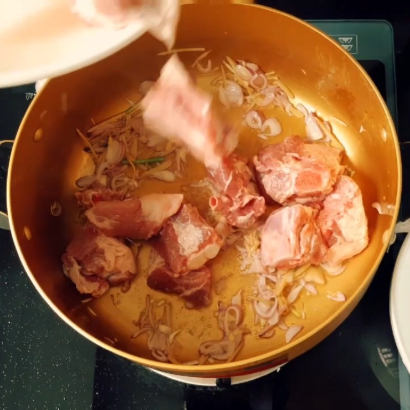 Step 3 Sauté the pork ribs Green bean rib porridge