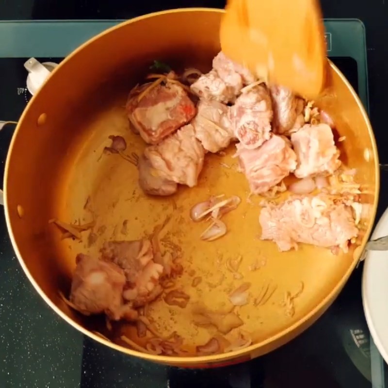 Step 3 Sauté the pork ribs Green bean rib porridge
