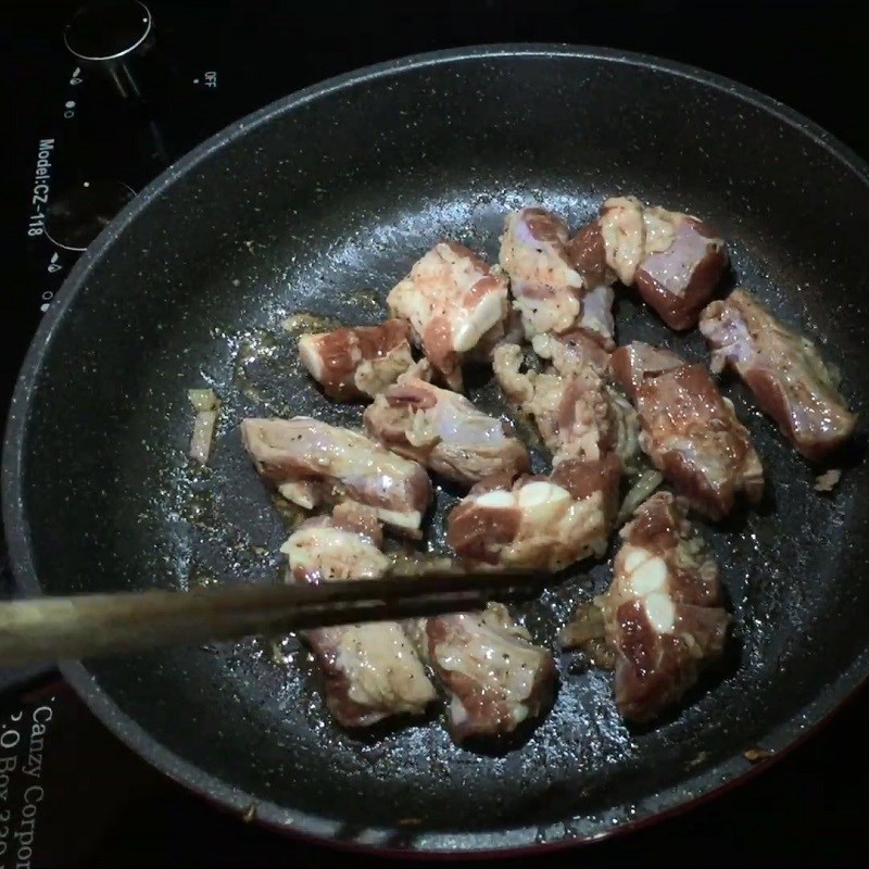 Step 3 Stir-fry the pork ribs Taiwanese rib porridge