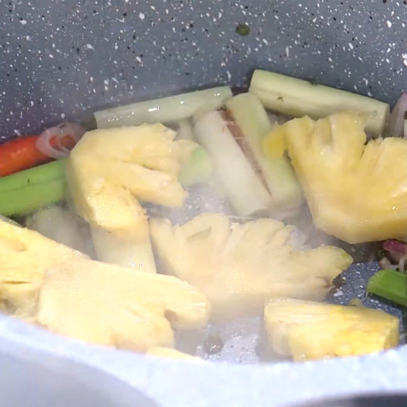 Step 3 Stir-frying tender ribs for spicy sour rib hotpot