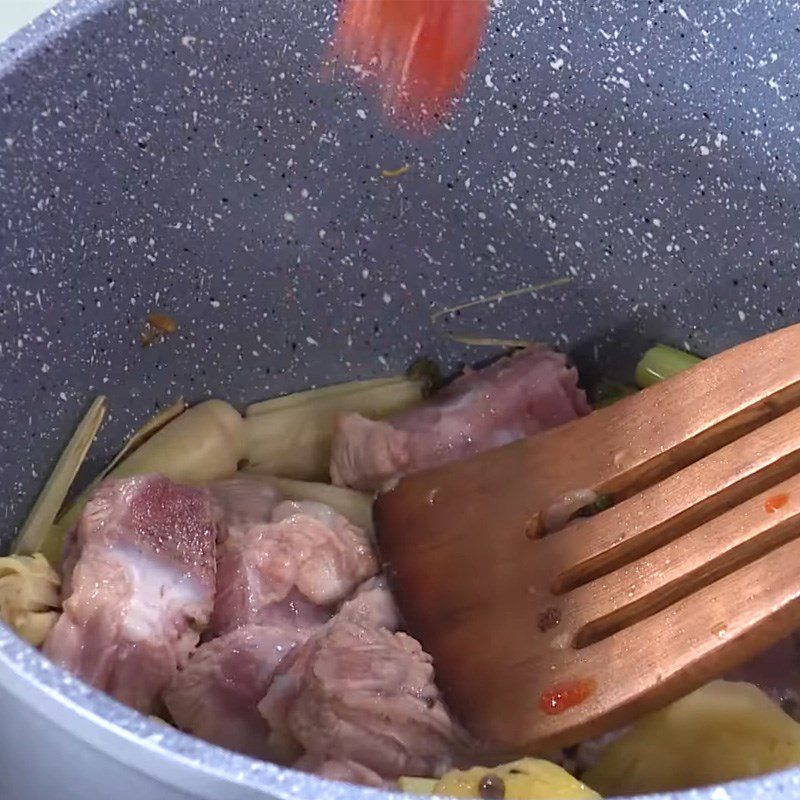 Step 3 Stir-frying tender ribs for spicy sour rib hotpot