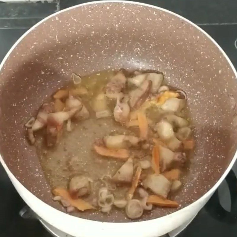 Step 3 Stir-fry fish Hường stew