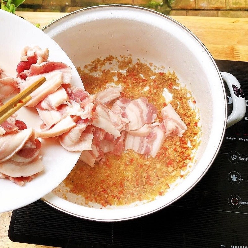 Step 3 Stir-fry pork belly Fish sauce hotpot