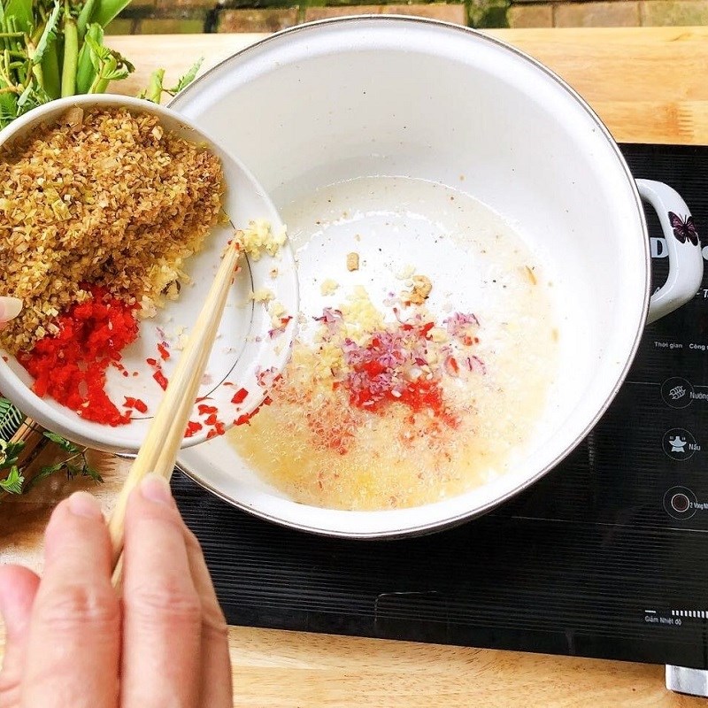Step 3 Stir-fry pork belly Fish sauce hotpot
