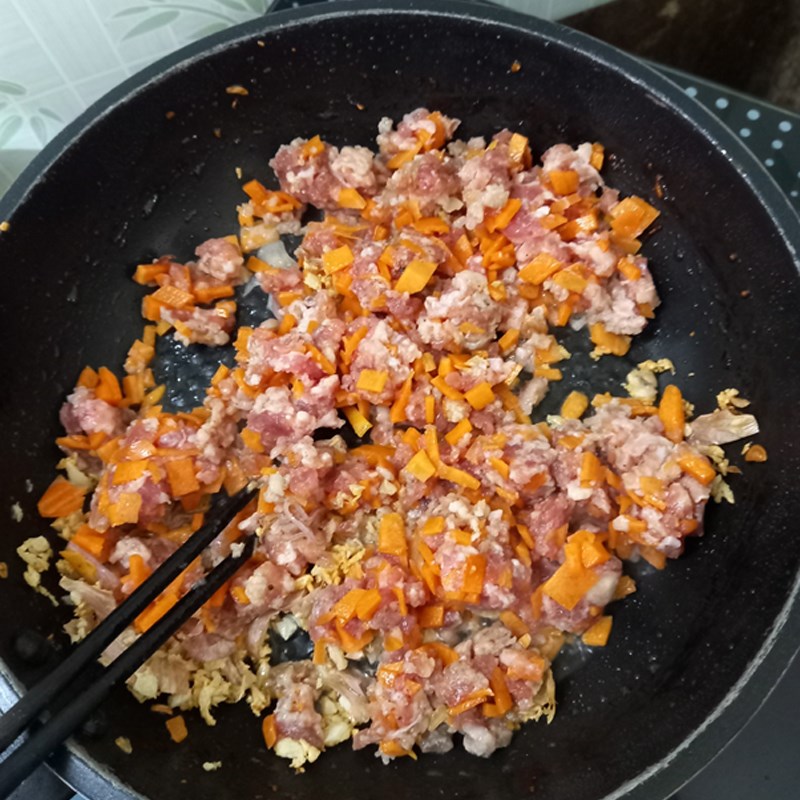 Step 4 Sauté minced meat for pork bone noodle soup