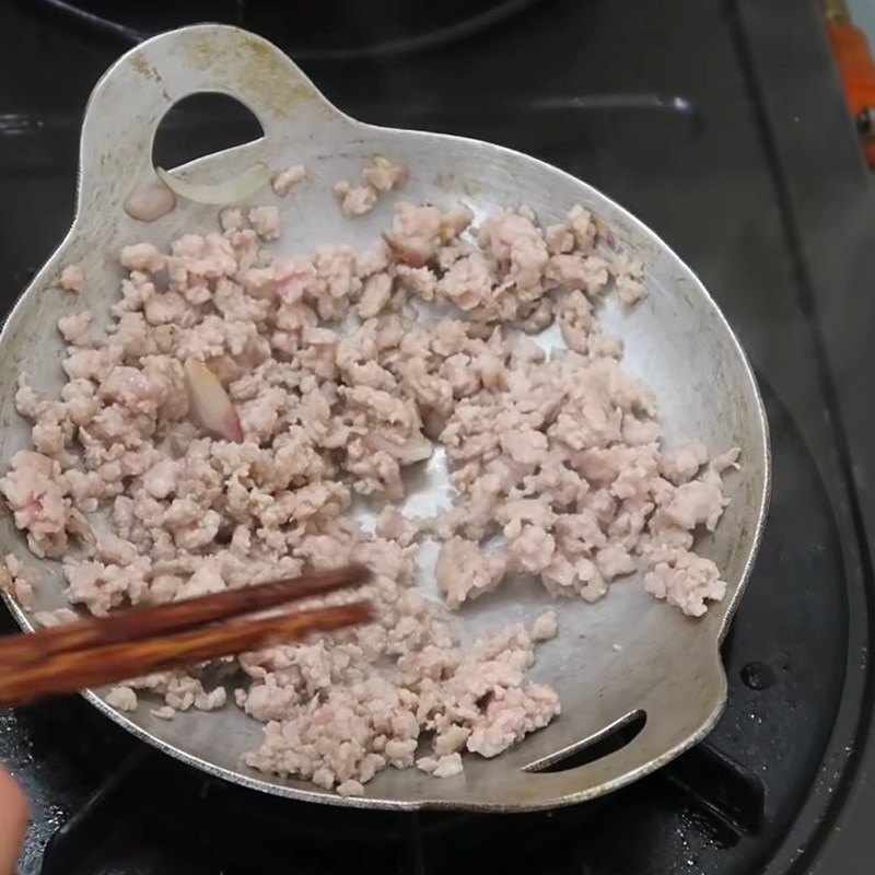 Step 6 Stir-fry minced meat Chinese noodles