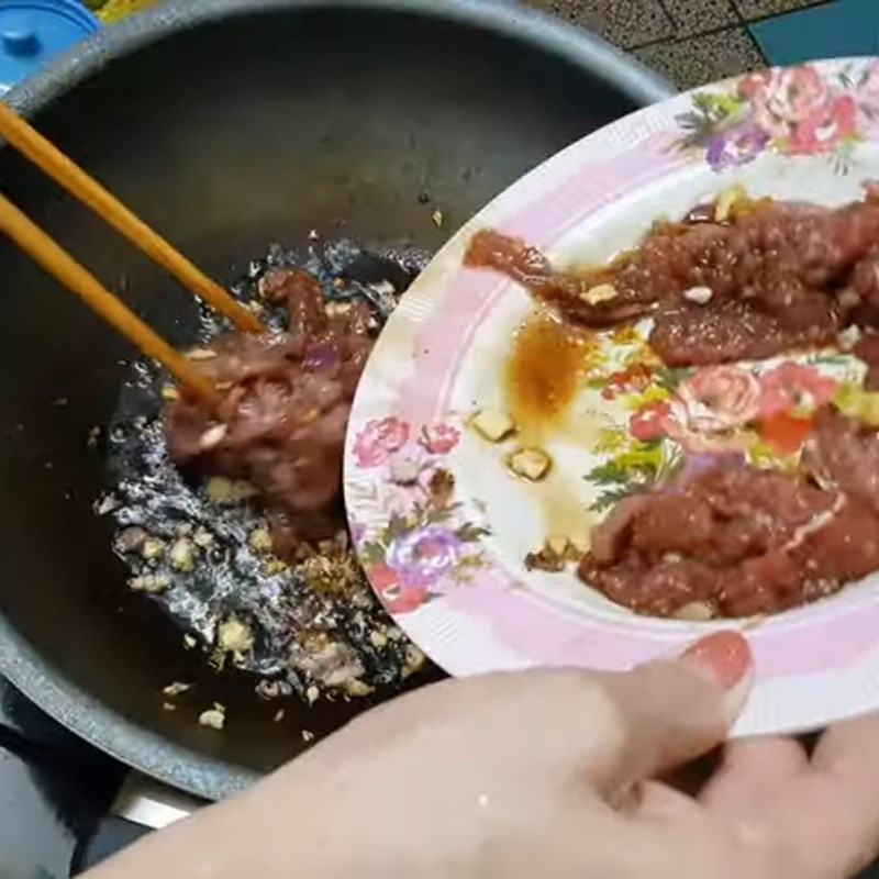 Step 4 Stir-fried beef with chives Chives stir-fried with beef