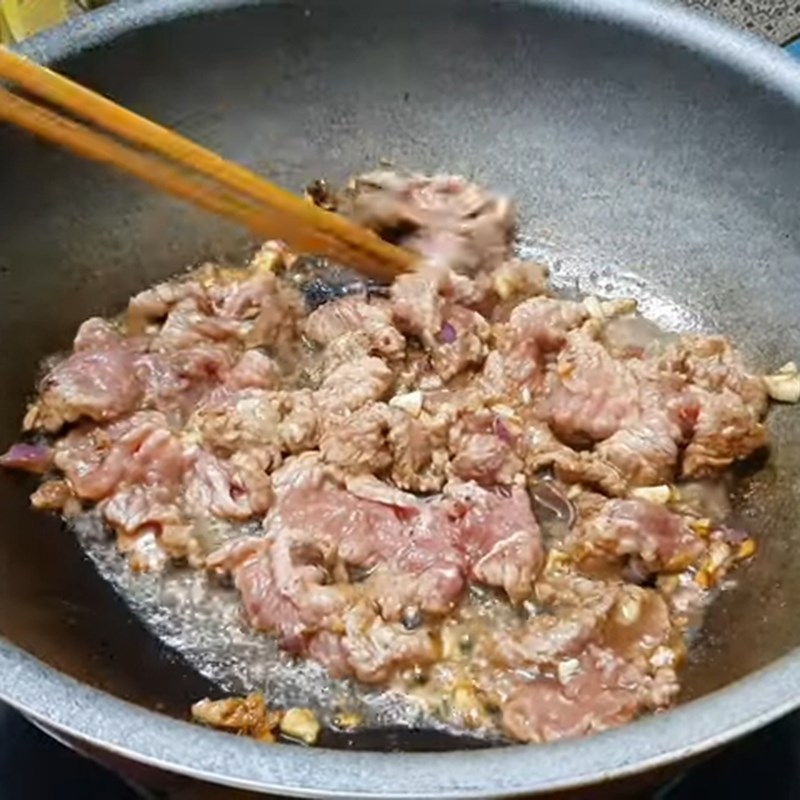 Step 4 Stir-fried beef with chives Chives stir-fried with beef