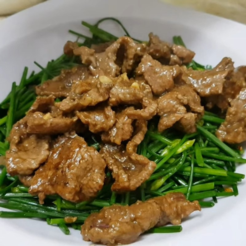 Step 4 Stir-fried beef with chives Chives stir-fried with beef