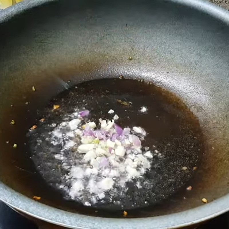 Step 4 Stir-fried beef with chives Chives stir-fried with beef