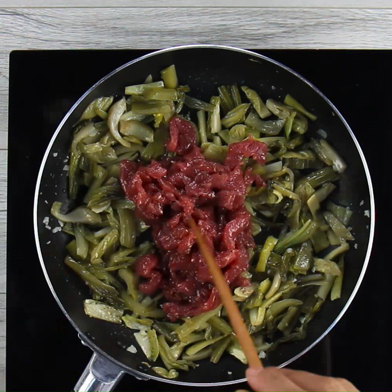 Step 4 Stir-frying beef with pickled mustard greens Fried rice with pickled mustard greens