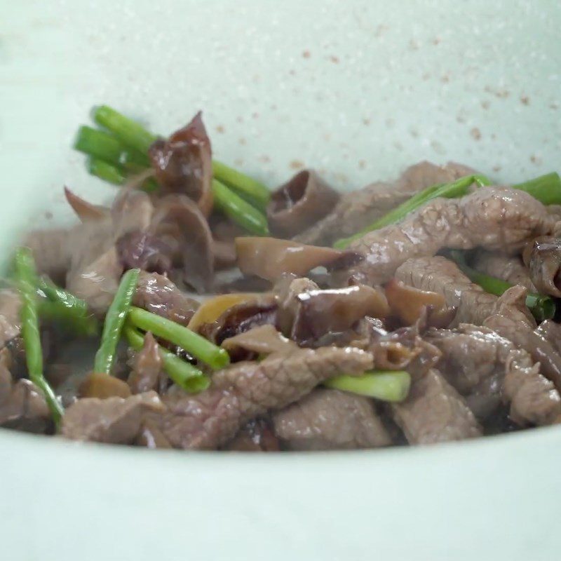 Step 4 Stir-fry beef with wood ear mushrooms Korean-style colorful noodles