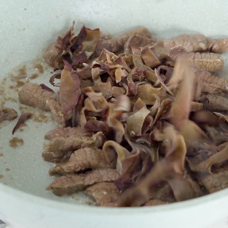 Step 4 Stir-fry beef with black mushrooms Korean-style stir-fried noodles with colorful vegetables