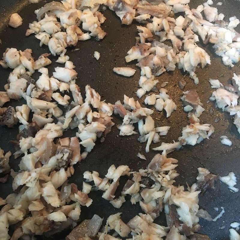 Step 3 Stir-fry fish for fish porridge with carrot