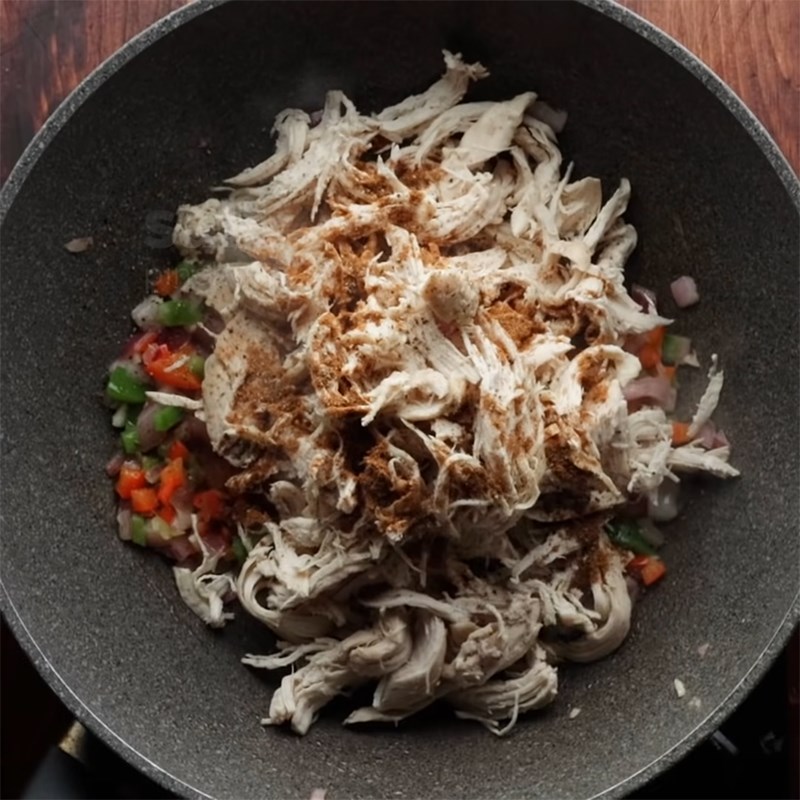 Step 5 Stir-fry chicken for chicken bell pepper sandwich