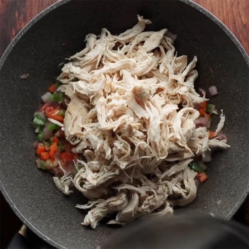 Step 5 Stir-fry chicken for chicken bell pepper sandwich