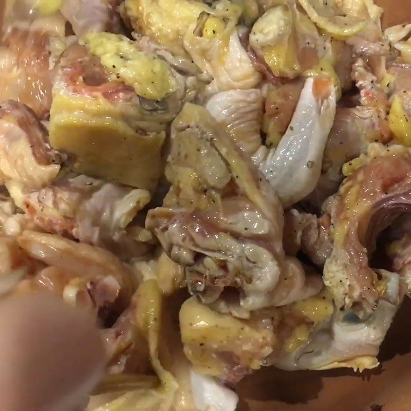 Step 4 Stir-fry chicken for chicken lemon leaf hot pot