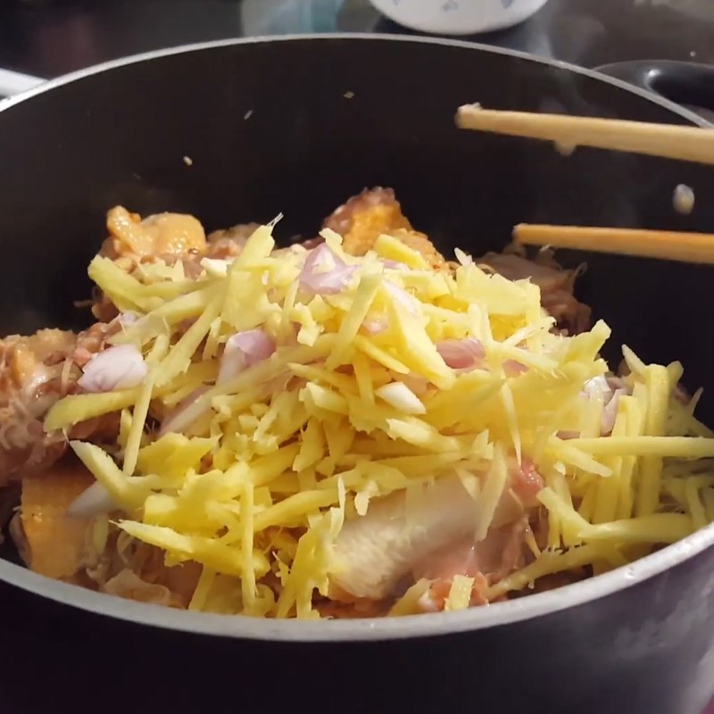 Step 3 Stir-frying chicken Five-spice chicken