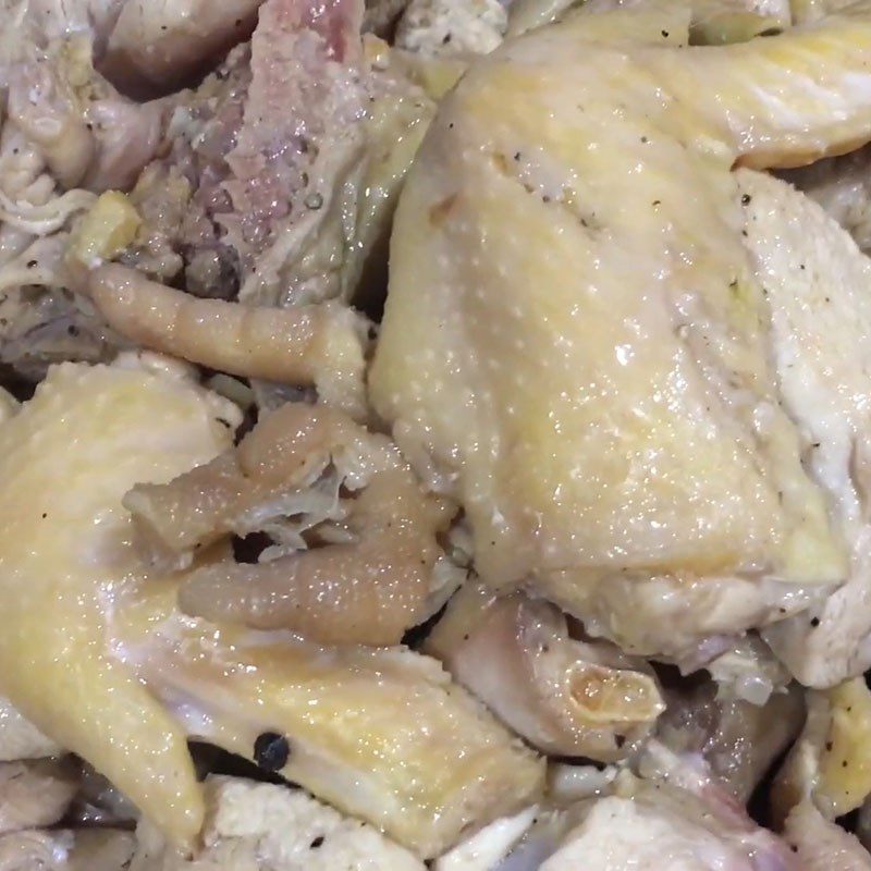 Step 4 Stir-fry chicken for chicken lemon leaf hot pot