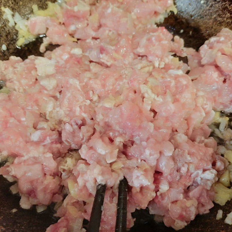 Step 2 Stir-fry chicken with ginger Minced chicken stir-fried with ginger