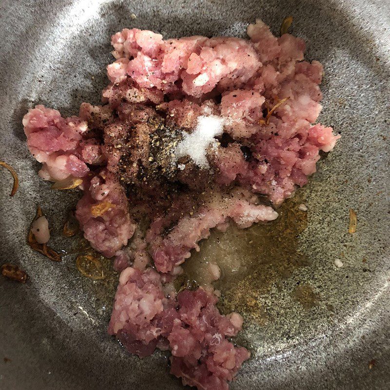 Step 2 Sauté the meat and tofu for Soft Tofu Soup with Chives and Minced Meat