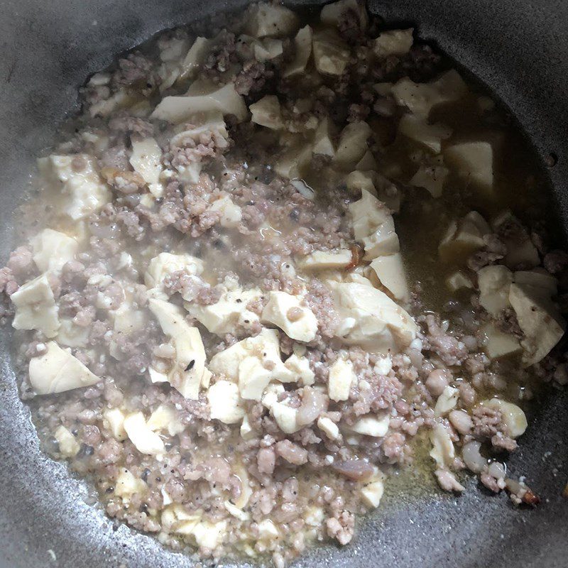 Step 2 Stir-fry meat and tofu Soft tofu soup with scallion and minced meat