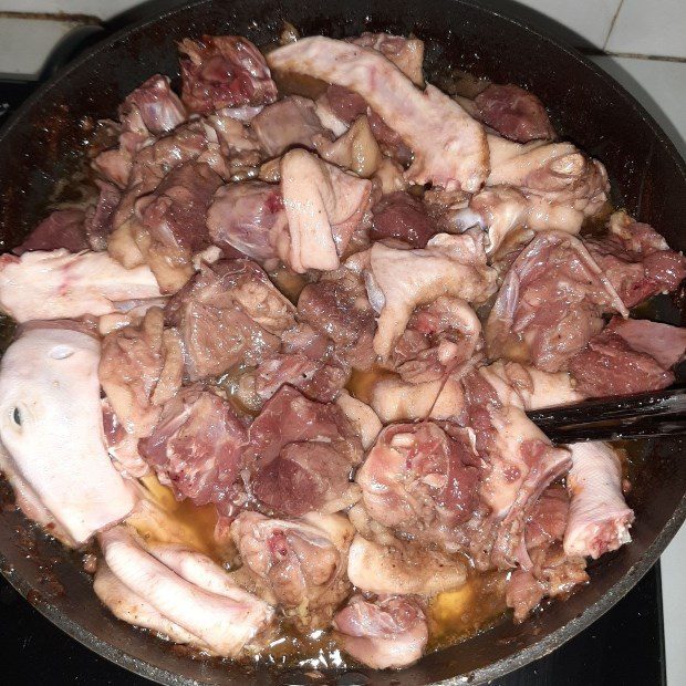 Step 4 Sauté the duck meat Quang noodles with duck