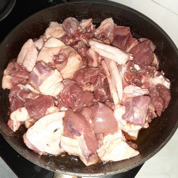 Step 4 Sauté the duck meat Quang noodles with duck