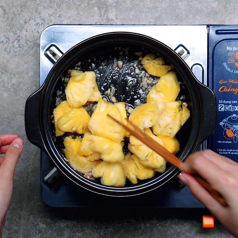 Step 4 Sauté the pineapple Braised pork ribs with pineapple