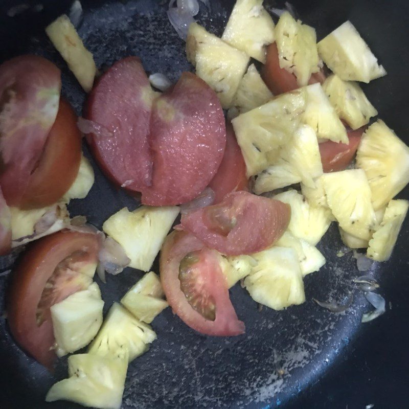 Step 3 Sauté pineapple and tomatoes for Nha Trang tuna jellyfish noodle