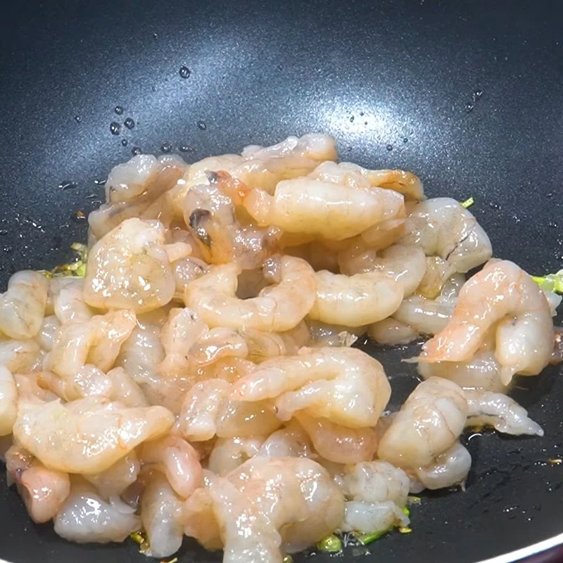 Step 4 Sautéing shrimp and crab Crab noodle with coconut milk