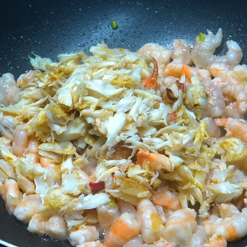 Step 4 Sautéing shrimp and crab Crab noodle with coconut milk