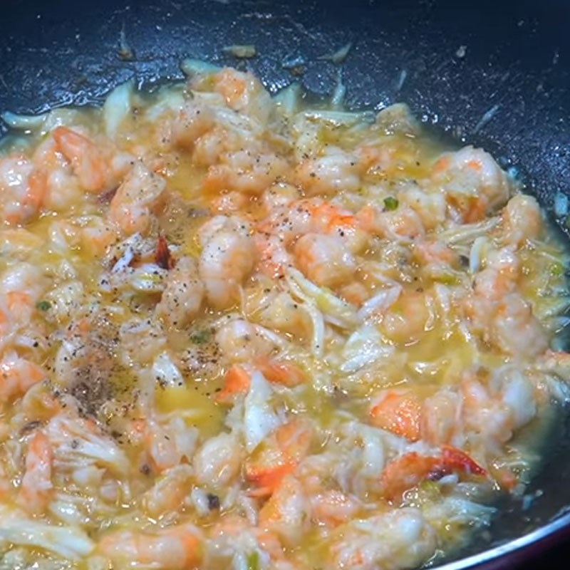 Step 4 Sautéing shrimp and crab Crab noodle with coconut milk