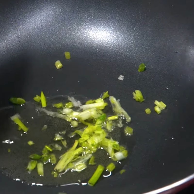Step 4 Sautéing shrimp and crab Crab noodle with coconut milk