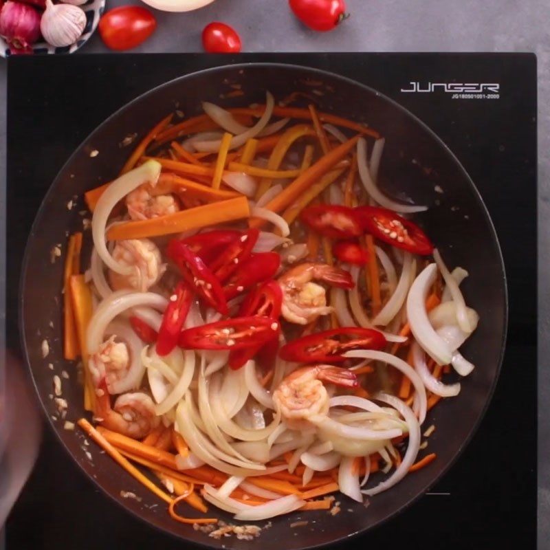Step 2 Sautéing shrimp and ingredients Stir-fried shrimp noodles