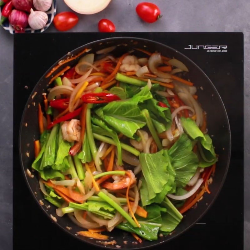 Step 2 Sautéing shrimp and ingredients Stir-fried shrimp noodles