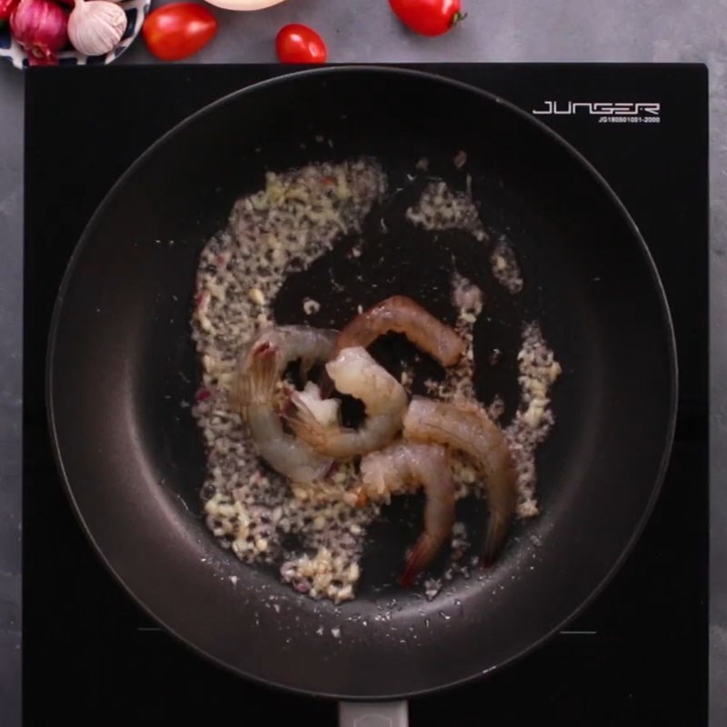 Step 2 Sautéing shrimp and ingredients Stir-fried shrimp noodles