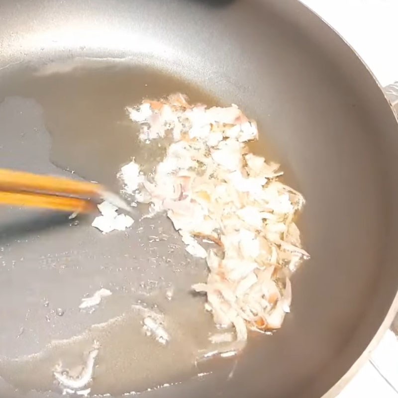 Step 3 Stir-fry shrimp and crab Crab noodle soup with pork leg