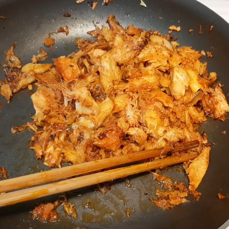 Step 3 Stir-fry shrimp and crab Crab noodle soup with pork leg