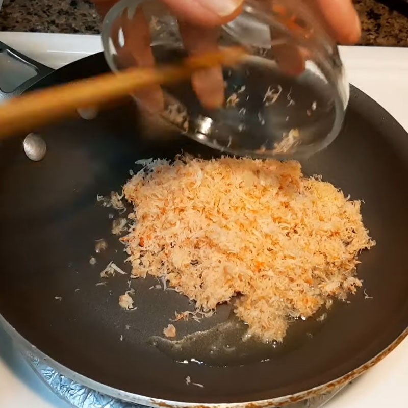 Step 3 Stir-fry shrimp and crab Crab noodle soup with pork leg