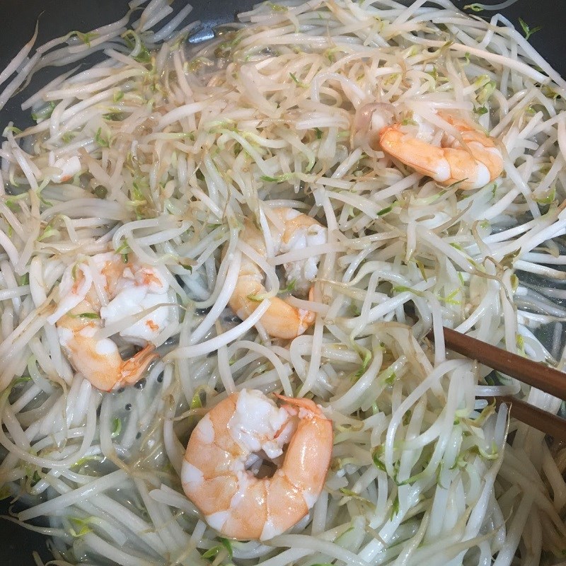 Step 2 Stir-fried shrimp with chives Stir-fried shrimp with chives